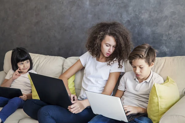 Маленька дівчинка, підліток хлопчик і кучеряве волосся дівчина бездротовий планшет і ноутбук — стокове фото
