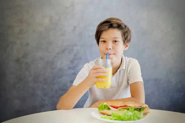 Portret van schattige tiener jongen thuis ontbijten — Stockfoto