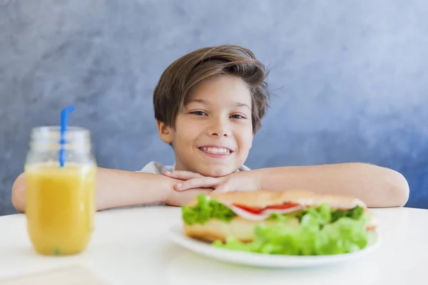 Gelukkig tiener jongen thuis ontbijten — Stockfoto