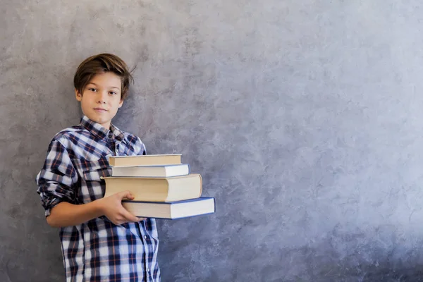 Carino adolescente ragazzo della scuola in possesso di libri — Foto Stock