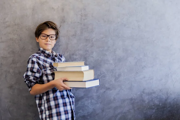 Schattige tiener school jongen houdt van boeken — Stockfoto