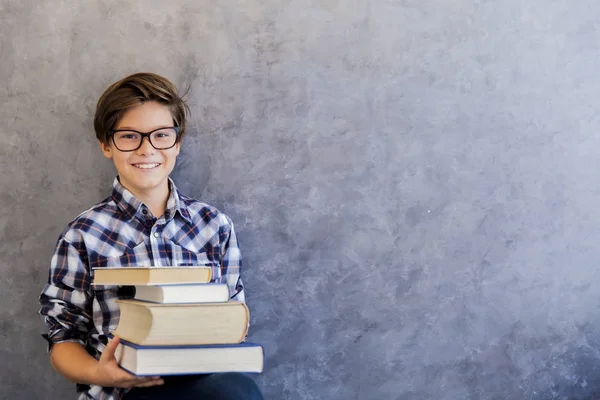 Aranyos tizenéves iskola fiú gazdaság könyvek — Stock Fotó