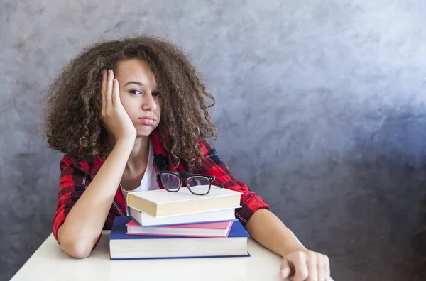 Kudrnaté vlasy dospívající dívka odpočinout od učení na knihy — Stock fotografie