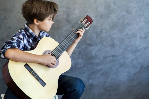 Ragazzo adolescente che suona la sua chitarra — Foto Stock