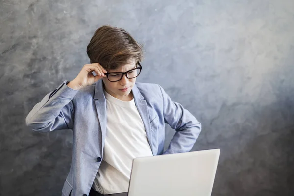 Adolescente menino trabalhando no laptop — Fotografia de Stock