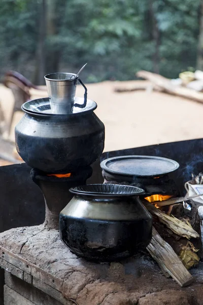 Poêle à bois traditionnel Sri Lankais à deux casseroles — Photo