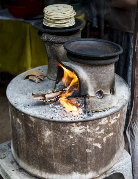 Tradizionale Sri Lanka due pentole stufa a legna — Foto Stock