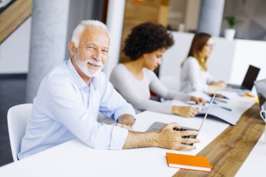 İş yerinizde modern ofis iş takım