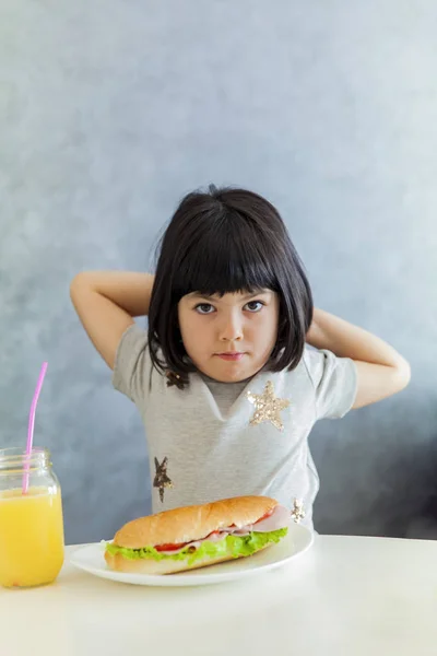 Schattig zwarte haren meisje ontbijten — Stockfoto