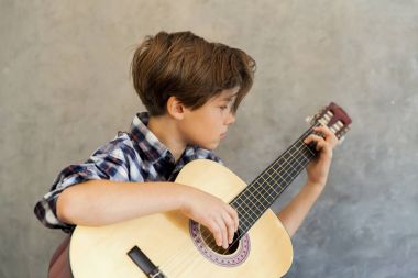 Genç çocuk akustik gitar çalmak