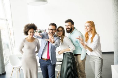 İş yerinizde modern ofis iş takım