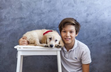 Altın geri almak ile genç çocuk