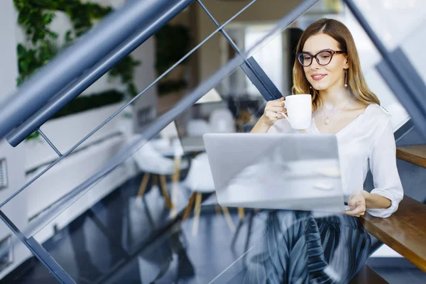 Jeune femme d'affaires au bureau — Photo