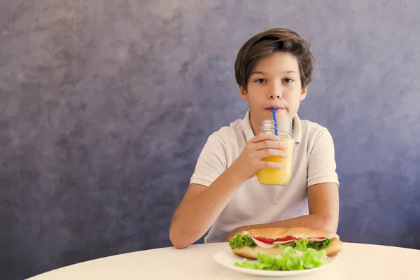 Retrato de lindo adolescente desayunando en casa — Foto de Stock