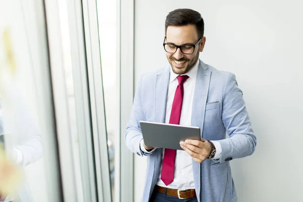 Jonge zakenman in functie — Stockfoto