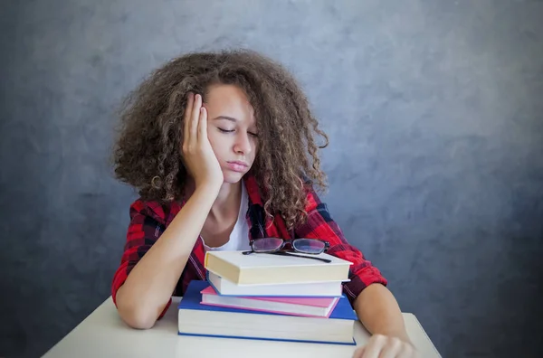 Adolescente assonnata che riposa dall'apprendimento — Foto Stock