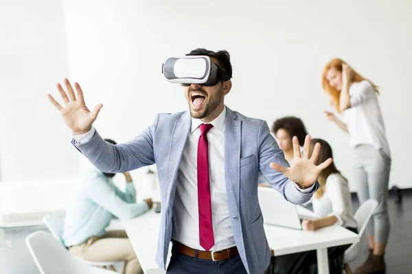 Empresario con auriculares de realidad virtual en la oficina — Foto de Stock
