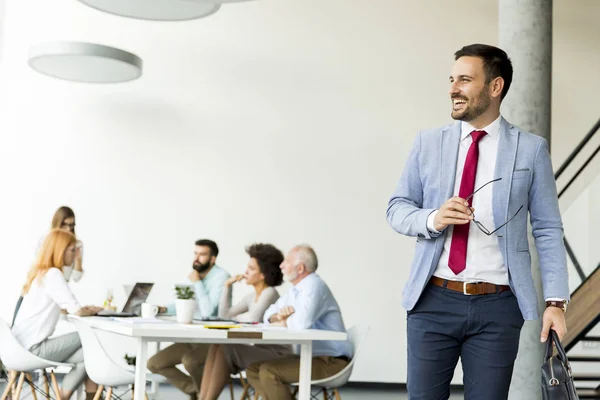 Équipe d'affaires au travail dans un bureau moderne — Photo