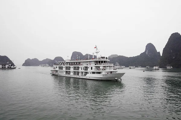 Ha Long Bay locals in Vietnam — Stockfoto