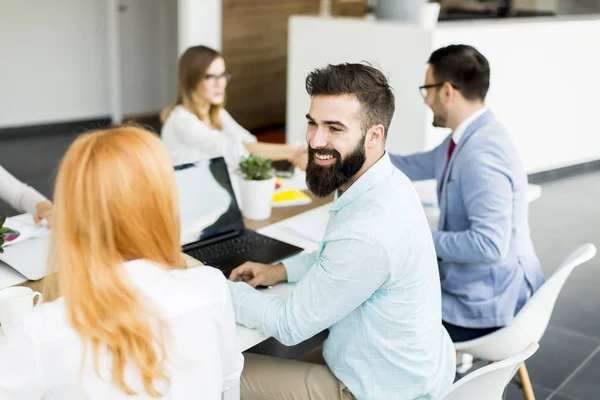 Geschäftsteam bei der Arbeit im modernen Büro — Stockfoto