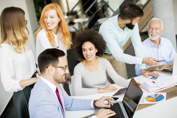 Geschäftsteam bei der Arbeit im modernen Büro — Stockfoto