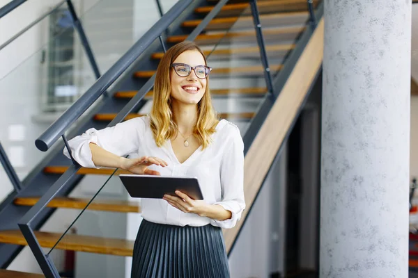 Jeune femme d'affaires au bureau — Photo