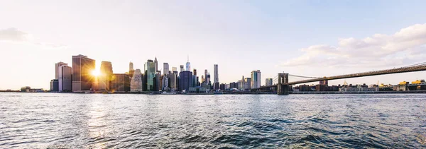 Panoramic view at Brooklyn Bridge view and Manhattan skyline, US — Stock Photo, Image