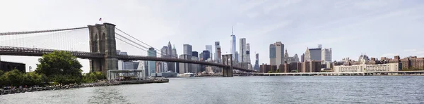 Panoramic view at Brooklyn Bridge view and Manhattan skyline, US — Stock Photo, Image