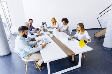 İş yerinizde modern ofis iş takım