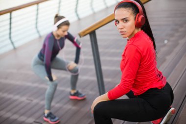 Genç kadınlar egzersiz dışında