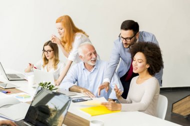 İş yerinizde modern ofis iş takım