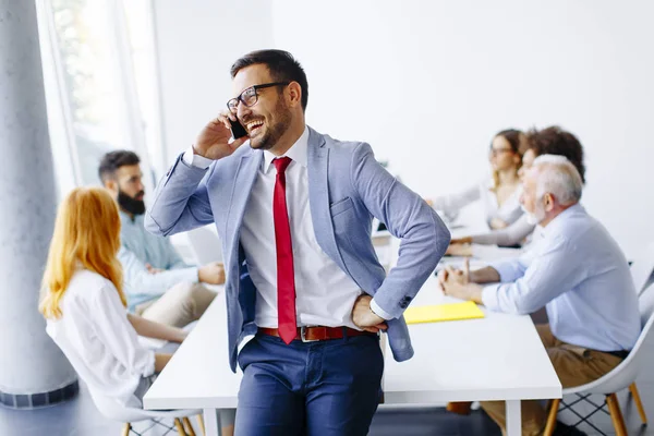 Equipe de negócios no trabalho no escritório moderno — Fotografia de Stock