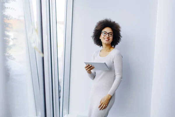 Молода афроамериканська бізнес-леді в офісі — стокове фото