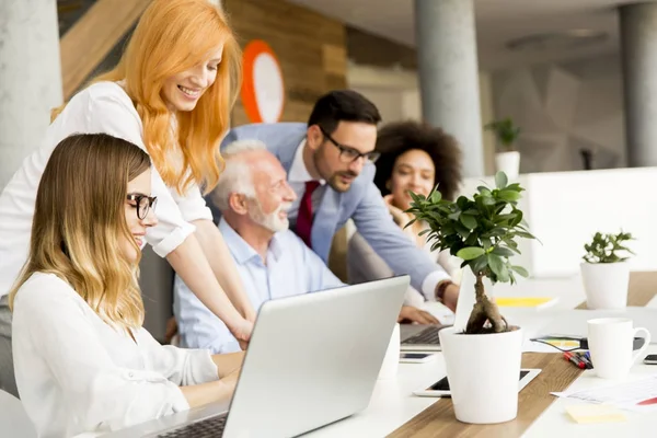 Geschäftsteam bei der Arbeit im modernen Büro — Stockfoto