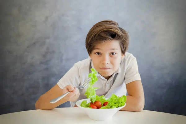 Adolescente chico se niega a comer ensalada — Foto de Stock