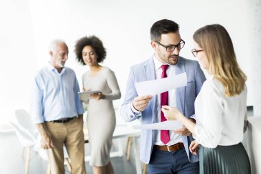 İş yerinizde modern ofis iş takım