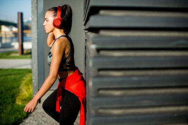 Aktif genç güzel kadın atlet