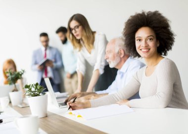 İş yerinizde modern ofis iş takım