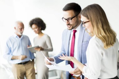 İş yerinizde modern ofis iş takım