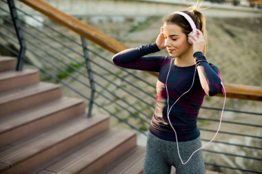 Aktif genç güzel kadın atlet