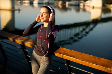 Aktif genç güzel kadın atlet