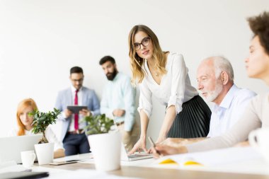 İş yerinizde modern ofis iş takım