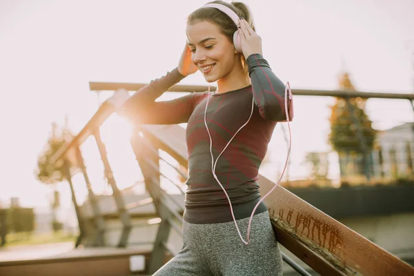 Attivo giovane bella corridore femminile — Foto Stock