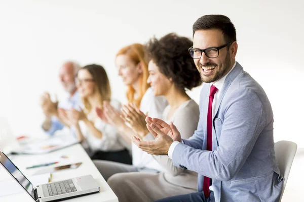 Equipe de negócios no trabalho no escritório moderno — Fotografia de Stock