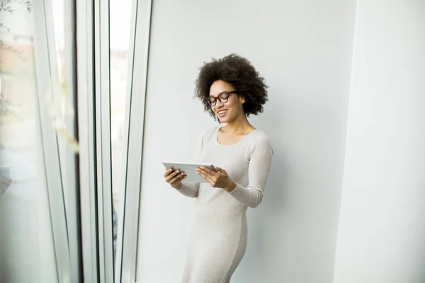 Jonge Afrikaanse Amerikaanse zakenvrouw in office — Stockfoto