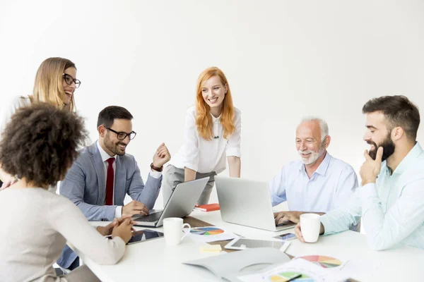 Geschäftsteam bei der Arbeit im modernen Büro — Stockfoto