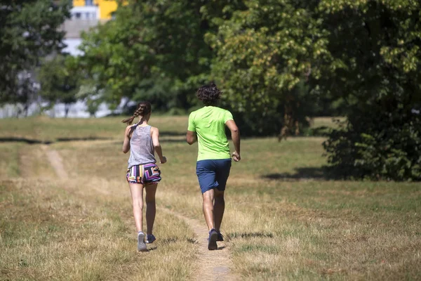 Pareja joven corriendo — Foto de Stock