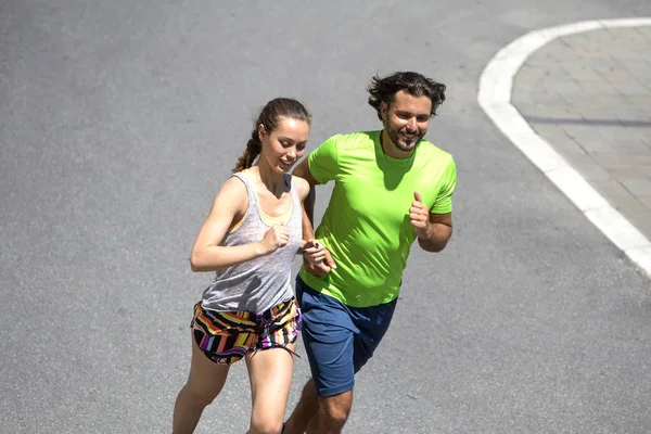 Jovem casal correndo — Fotografia de Stock