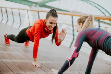 Tahta Riverside'da çalıştırdıktan sonra yapıyor kadın