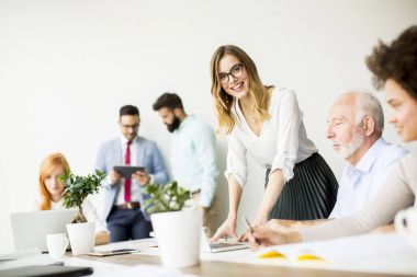 Neşeli çok ırklı iş takım iş yerinizde modern ofis